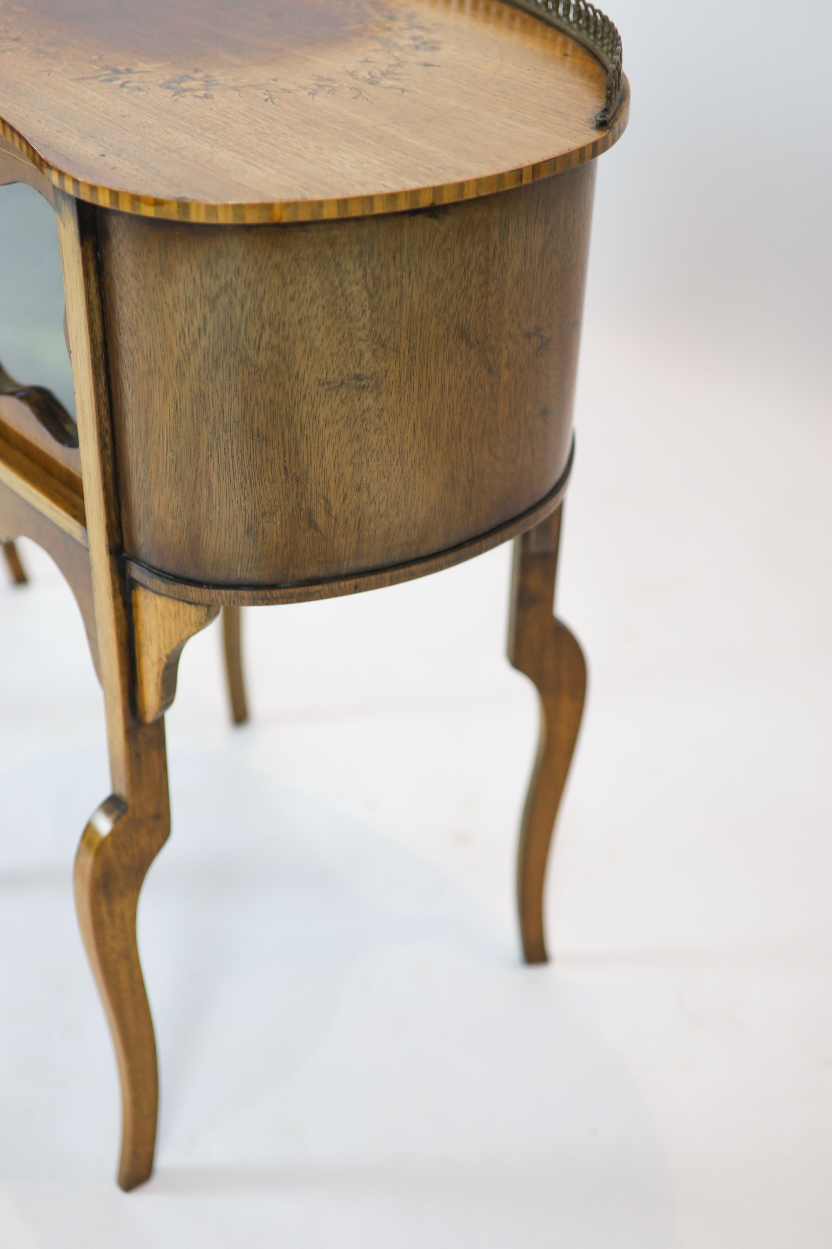 A pair of Edwardian inlaid mahogany kidney shaped side cabinets, each fitted with a central glazed door, raised on cabriole legs, width 60cm, depth 37cm, height 70cm